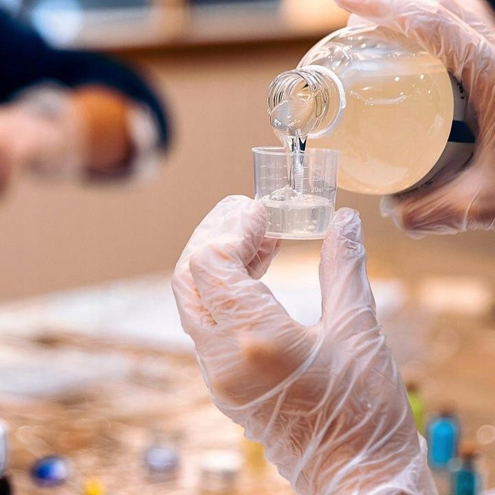 Zywica-epoksydowa-do-drewna-i-odlewow-1-4kg-odporna-UV-do-5cm-krystaliczna-Kolor-bezbarwny (Copy) (Copy).jpg